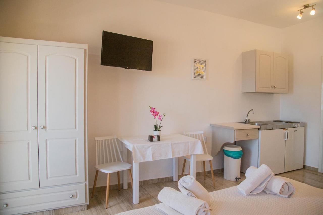 Theodora Rooms Poros Town Eksteriør bilde